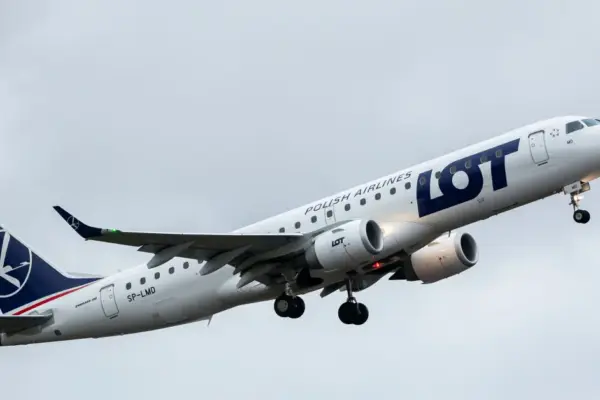 LOT plane flying an unusual route over the Old Town caught Vilnius residents' attention: the reason was explained