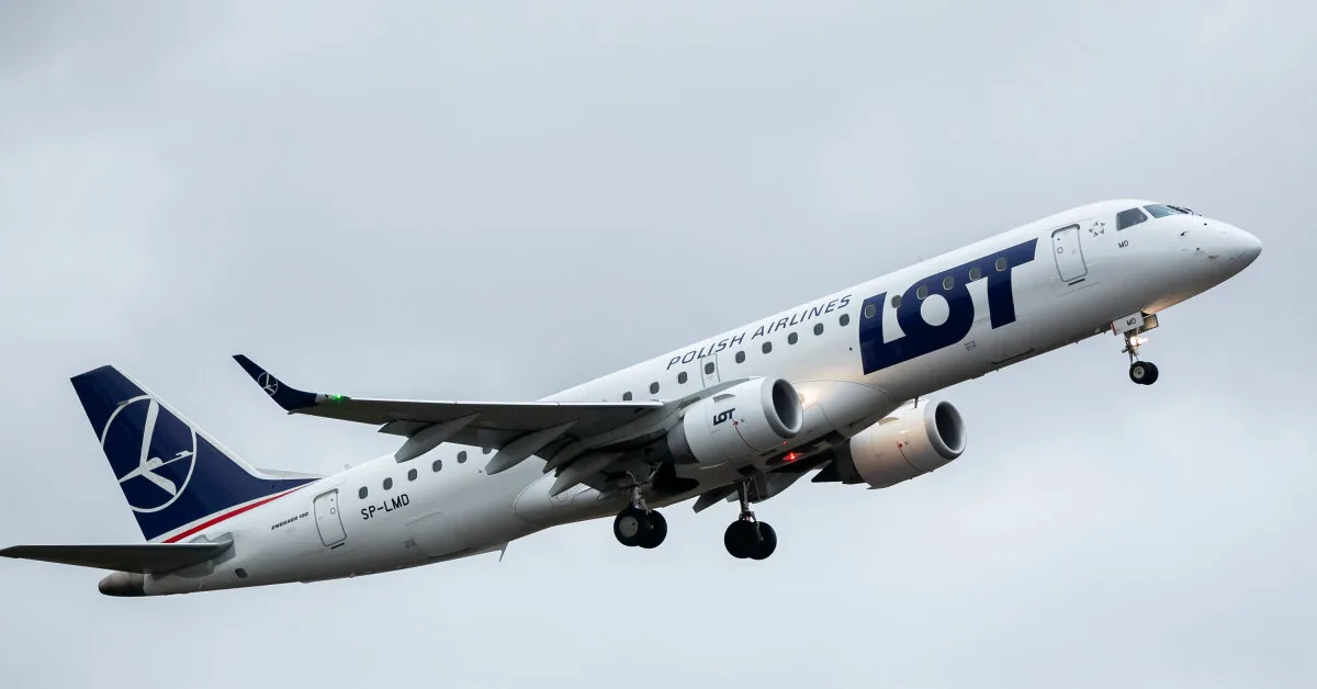 LOT plane flying an unusual route over the Old Town caught Vilnius residents' attention: the reason was explained