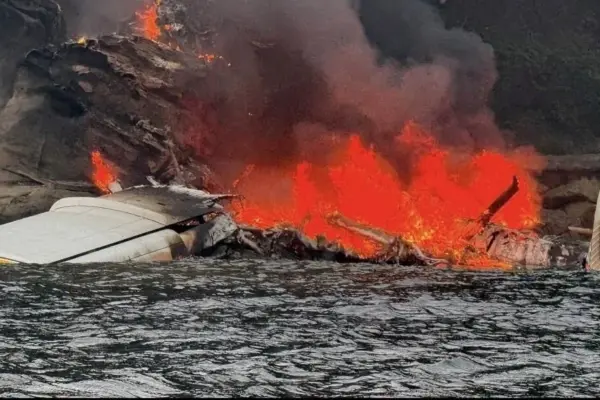 Video captured as a seaplane crashed into water and caught fire in the US – 11 people rescued