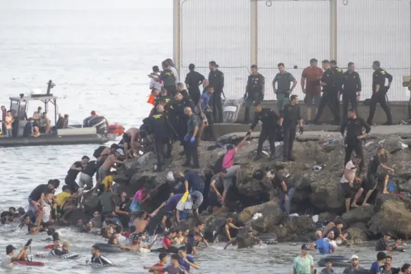 Spain sends the army: Thousands of migrants have "completely destroyed" the border in Ceuta