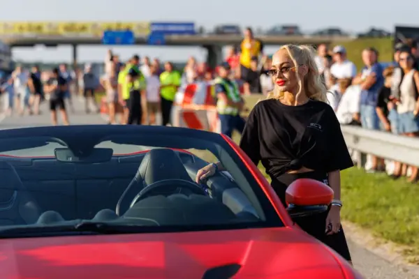 Surprise: Oksana Pikul spotted with a bright "Ferrari" on the Palanga racetrack