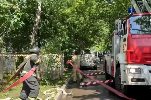 The Ukrainian army struck a Russian oil refinery and 10 tankers