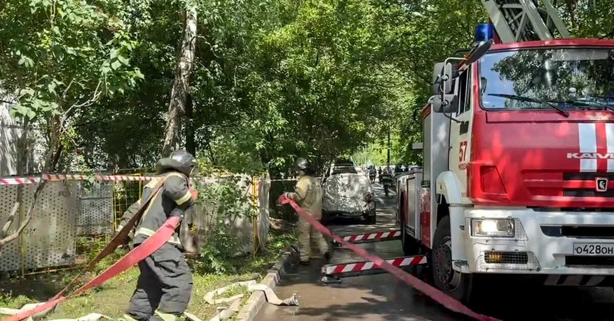 The Ukrainian army struck a Russian oil refinery and 10 tankers