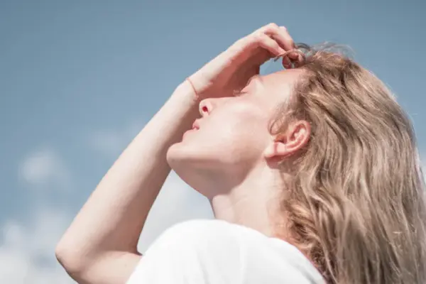 Clothes in the heat: why white color doesn't always help?