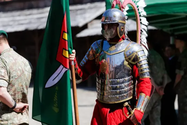 Speaking on the Day of the Land Forces in the Trakai Castle courtyard – the ceremony of handing over the march flags