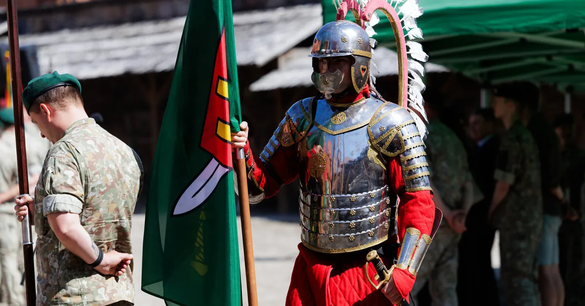 Speaking on the Day of the Land Forces in the Trakai Castle courtyard – the ceremony of handing over the march flags
