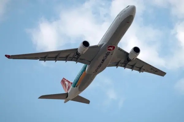 A plane flying from Tallinn turned through Russian airspace: a passenger seeing this called the flight attendants