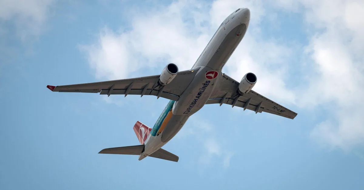 A plane flying from Tallinn turned through Russian airspace: a passenger seeing this called the flight attendants
