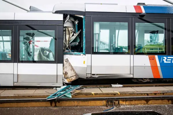 15 people injured: 2 trams collided on a bridge in Rotterdam