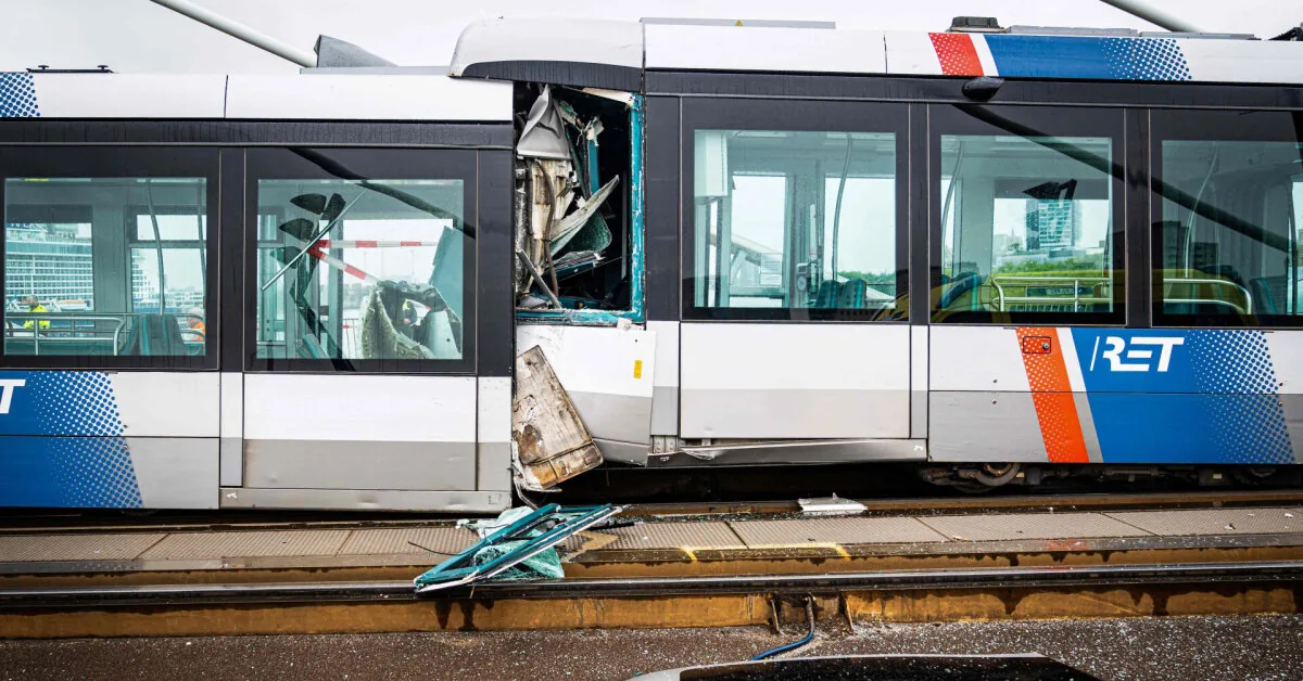 15 people injured: 2 trams collided on a bridge in Rotterdam