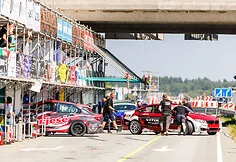 Race behind the scenes