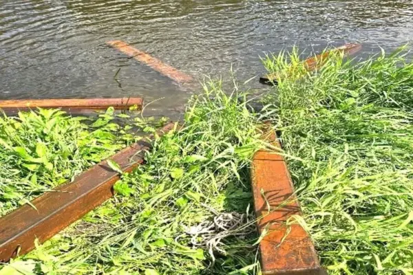 Border guards in the Švenčionys district pulled a raft with Belarusian cigarette contraband from the Neris River