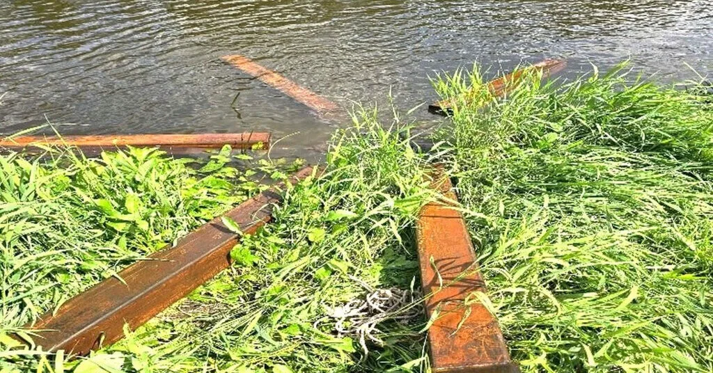 Border guards in the Švenčionys district pulled a raft with Belarusian cigarette contraband from the Neris River