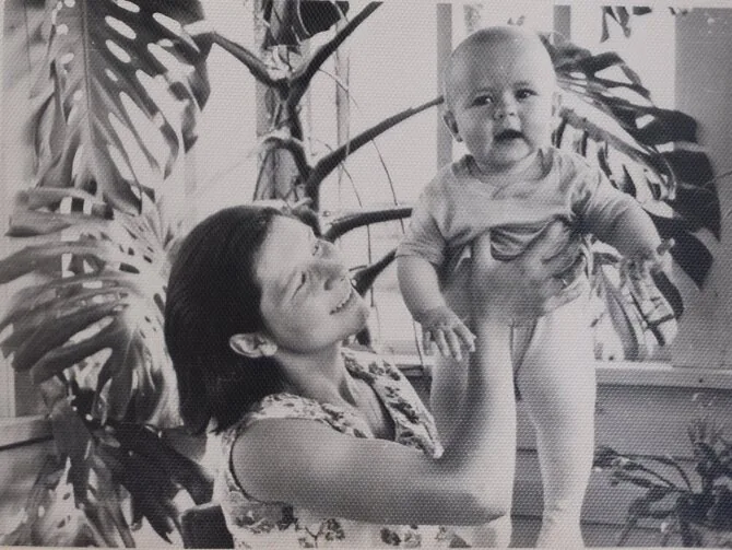 Asmeninio archyvo nuotr. / Arnoldas Lukošius vaikystėje su mama