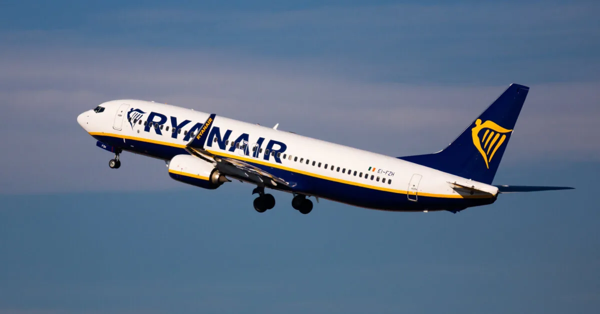 „Ryanair“ flight turned into a scandal: 30-year-old passenger arrested for attempting to kiss a flight attendant