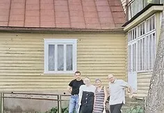 Arnoldas Lukošius bobutės verandoje su pusbroliu, bobute ir Nana