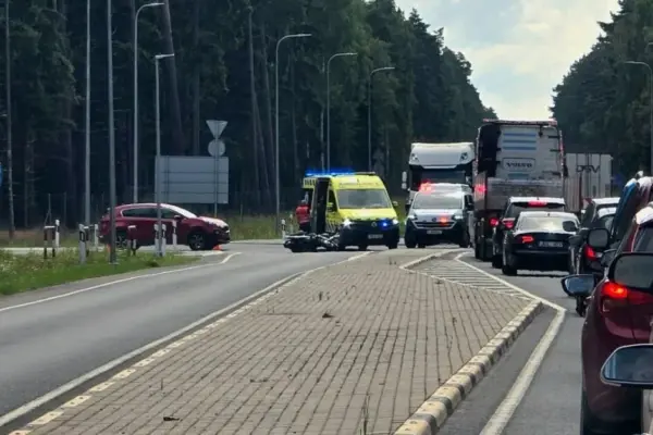 A Kia and a motorcycle collided at a busy intersection on the coast: medics were needed