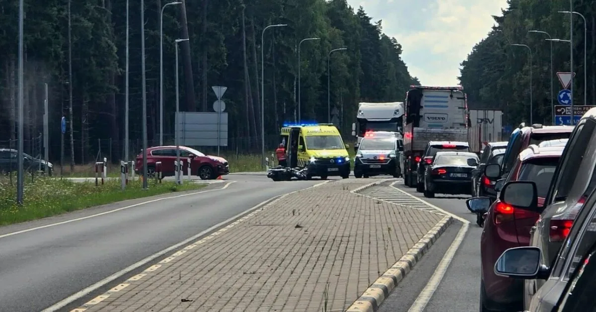A Kia and a motorcycle collided at a busy intersection on the coast: medics were needed