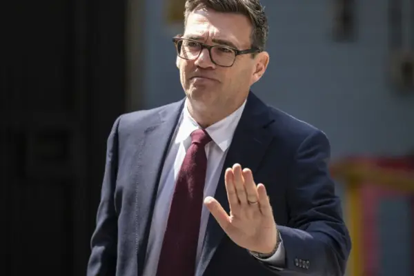 Andy Burnhamas išrinktas naujuoju leiboristų lyderiu ir taps JK premjeru