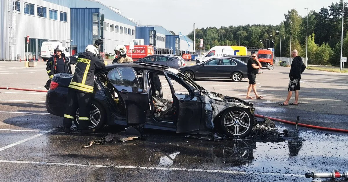 Kaune supleškėjo du automobiliai, įtariamas padegimas