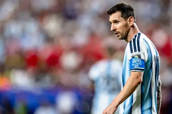 Who got the most tired until the semifinals and how does Messi dominate by walking?