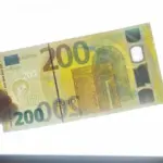 Bankomatas pažino klastotę: stambi kupiūra – inkasatorių ir pareigūnų rankose