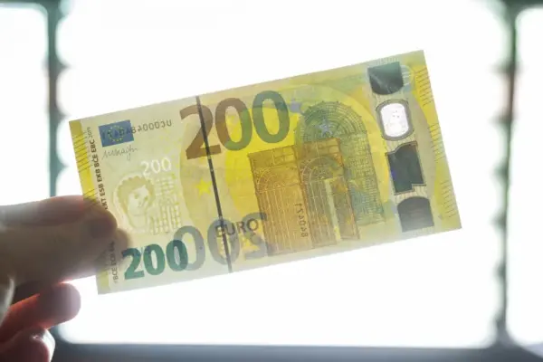 Bankomatas pažino klastotę: stambi kupiūra – inkasatorių ir pareigūnų rankose