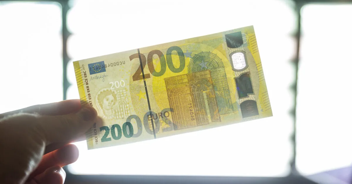 Bankomatas pažino klastotę: stambi kupiūra – inkasatorių ir pareigūnų rankose