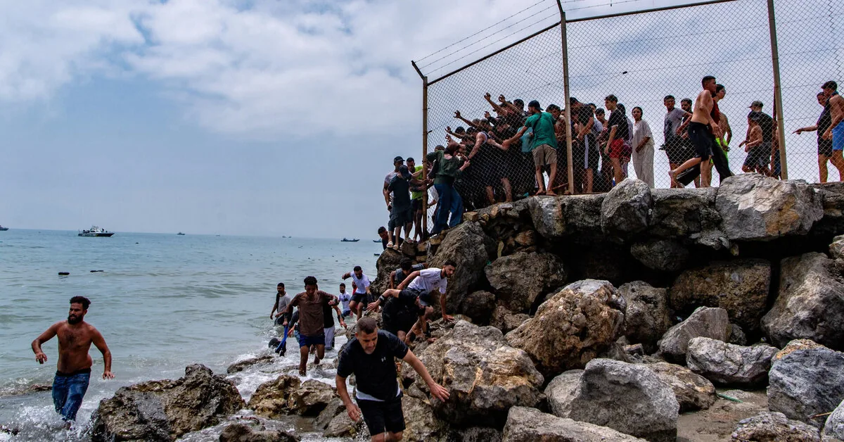Dramatic scenes: thousands of people broke through from Morocco into Spanish-controlled Ceuta