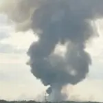 In the United Kingdom, a huge fire broke out: more than 100 firefighters are battling the flames