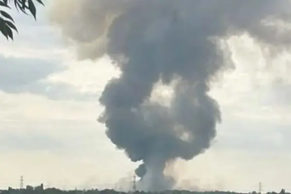 In the United Kingdom, a huge fire broke out: more than 100 firefighters are battling the flames