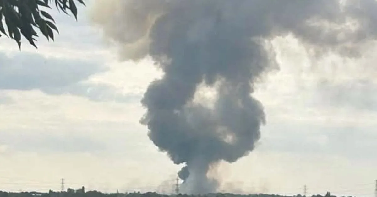In the United Kingdom, a huge fire broke out: more than 100 firefighters are battling the flames