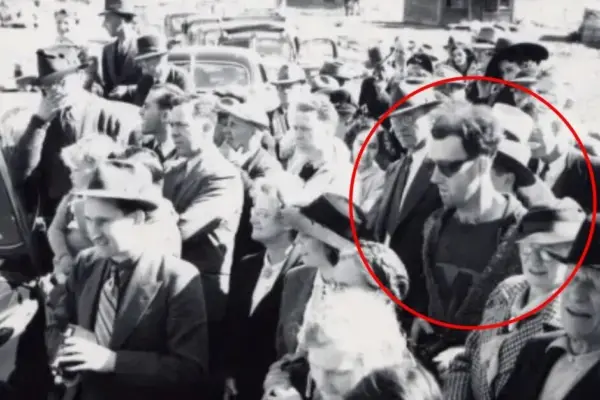 A photo taken in 1941 still stirs passions: do you notice something unusual?