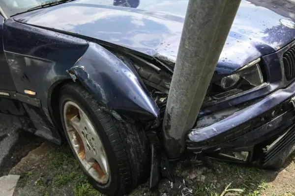The pole broke in the middle, swayed dangerously, but the BMW held up: the driver managed to escape