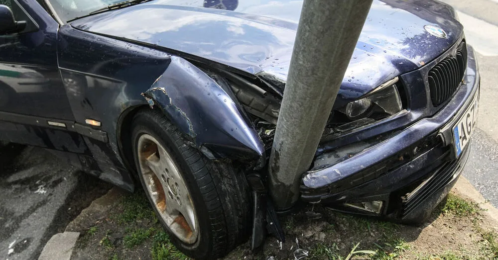 The pole broke in the middle, swayed dangerously, but the BMW held up: the driver managed to escape