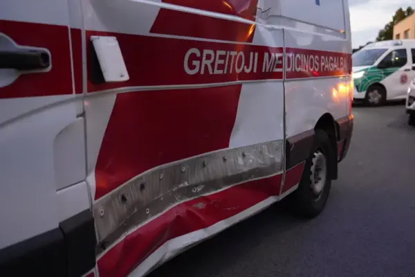 In Alytus, 'Škoda' driver failed to yield to rushing medics: EMS driver injured
