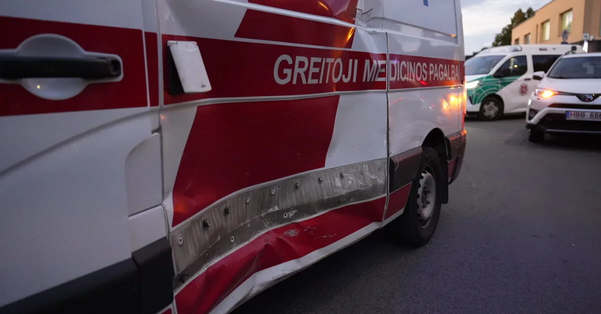 In Alytus, 'Škoda' driver failed to yield to rushing medics: EMS driver injured