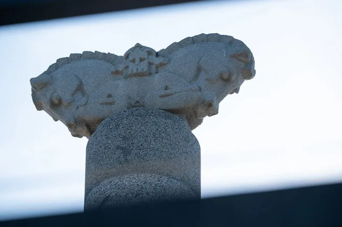 Kauno miesto savivaldybės nuotr./Milikonių kalno viršūnėje atnaujinta unikali tarpukario skulptūra „Perkūno žirgai“