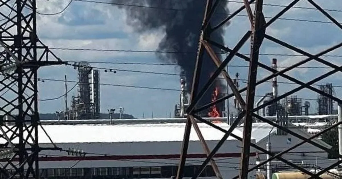 Ukraine attacked one of the largest Lukoil oil refineries in Russia