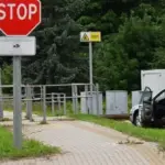 Kas tie paslaptingi automobiliai prie geležinkelio?