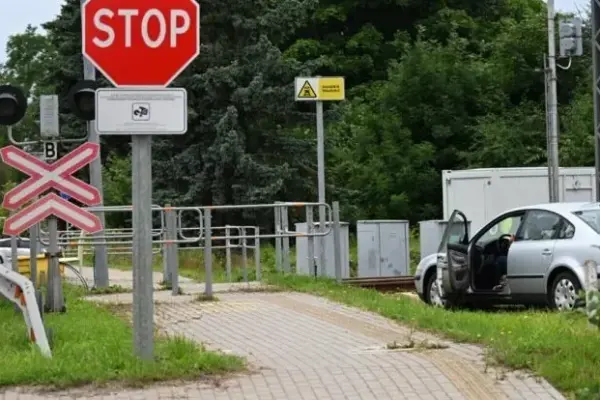 Kas tie paslaptingi automobiliai prie geležinkelio?