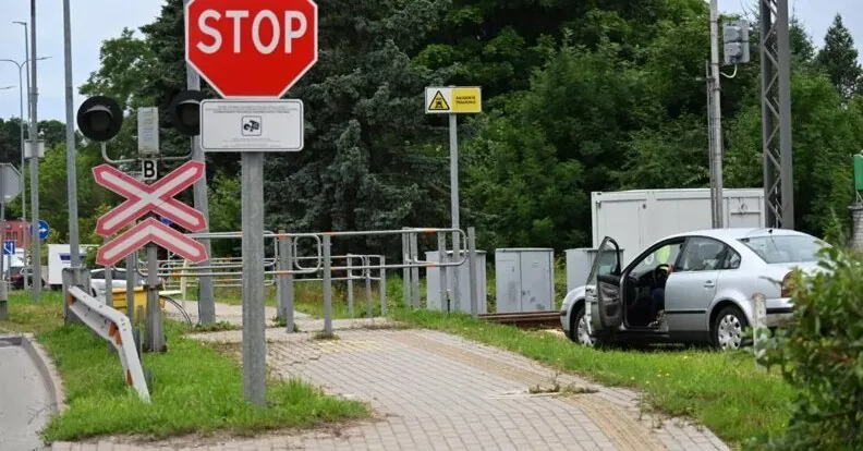 Kas tie paslaptingi automobiliai prie geležinkelio?