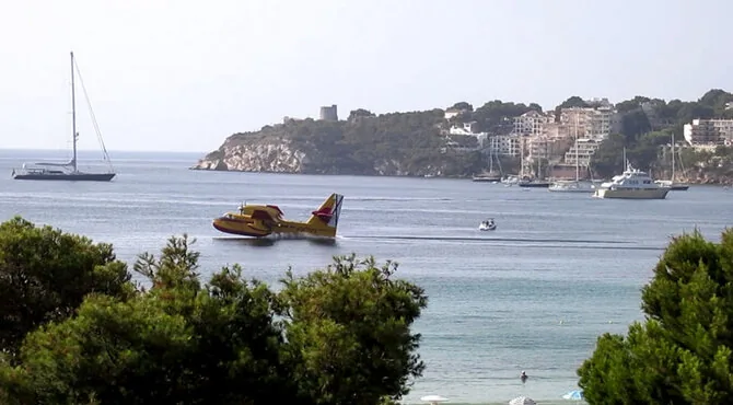 15min reader photo / Aircraft refilling water tanks fighting forest fires.