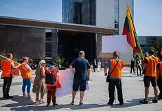 Trade union 'Solidarity' picket 'Are workers trash?!'