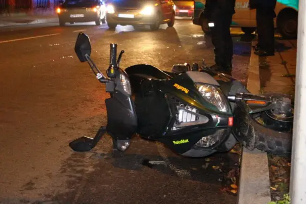 Accident in Kaunas: a minor's moped crashed into a scooter rider