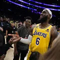 LeBronas Jamesas su sūnumis Bronny (kairėje) ir Bryce'u