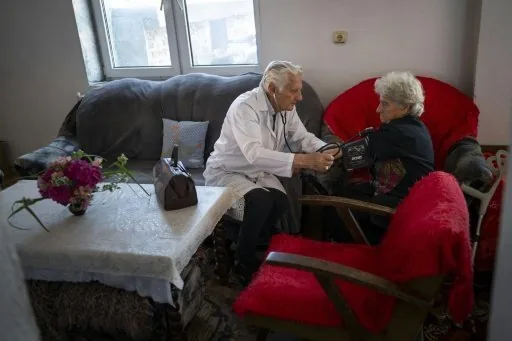 Nikolay DOYCHINOV / AFP/Bulgarijos kalnuose 90-metis gydytojas vis dar kasdien lanko pacientus