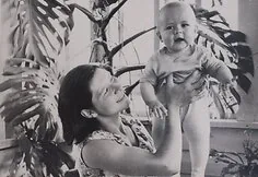 Arnoldas Lukošius vaikystėje su mama