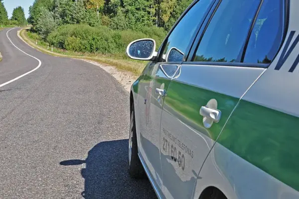 A driver in Klaipėda district who disobeyed the police drove into a ditch