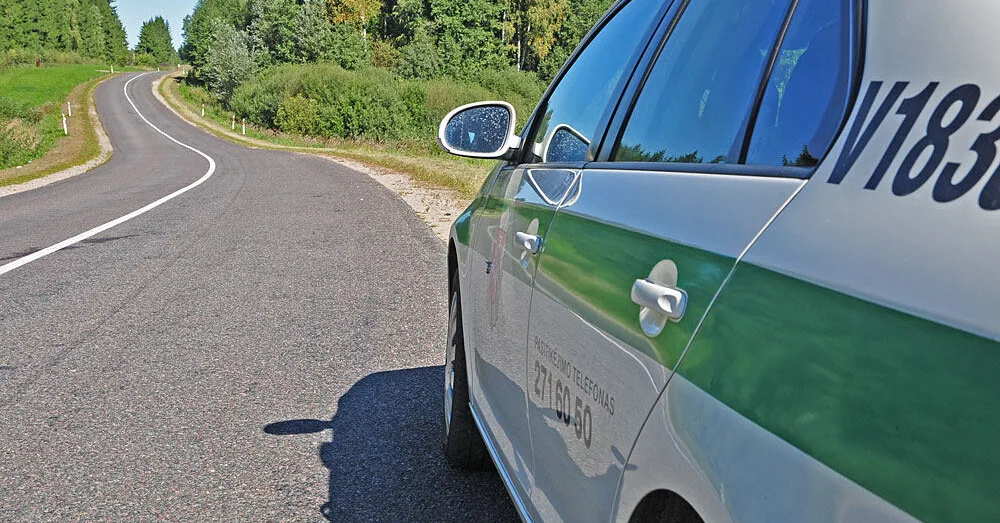 A driver in Klaipėda district who disobeyed the police drove into a ditch